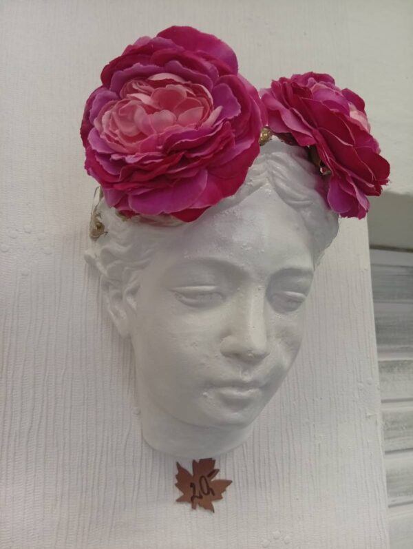 Wall decor vase – pure white Goddess
