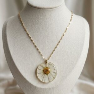 Pure Daisy Bloom Necklace – Handcrafted Botanical Elegance