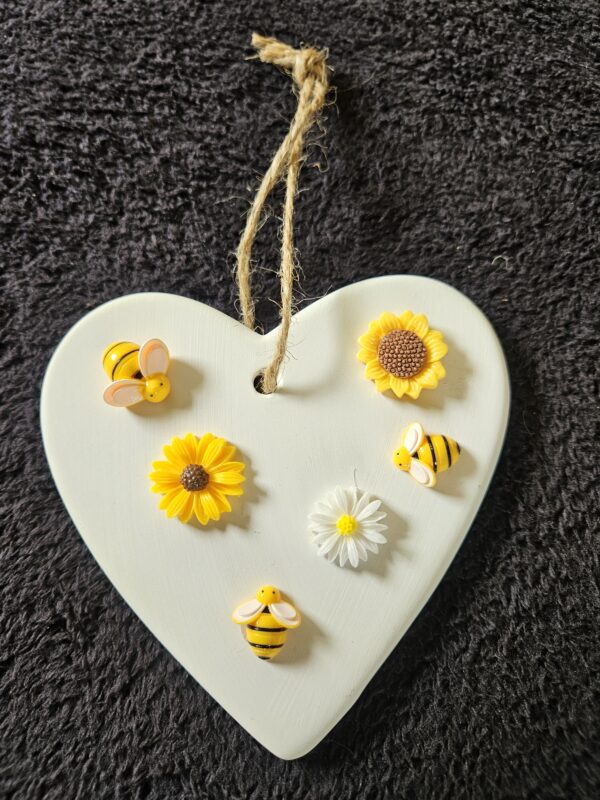 Ceramic Heart Hanging Ornament – 3D Bumble Bee and Sunflower Wall Plaque, Rustic Jute Twine Summer Decor, Cottagecore Home Housewarming Gift